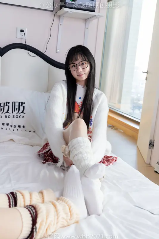 [BoBoSocks袜啵啵] NO.484 小甜豆甜甜圈-两双板鞋、油亮肉丝（脚尖透明款）、堆堆袜套、白棉袜、脚对脚 斗脚 手互相挠脚剧情（剧情版） - BoBoSocks袜啵啵